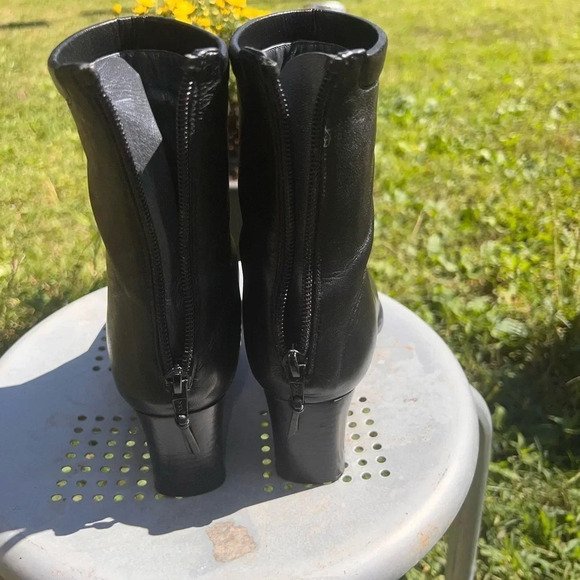 Stuart Weitzman7.5AA, rear zip closure, Black leather2.25” heel booties, - Picture 3 of 7